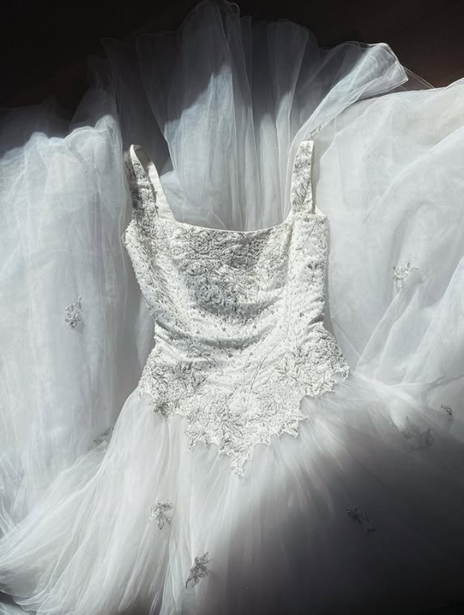Gentle Lace Appliques A Line Straps White Tulle Wedding Dress Prom Dress SH5934