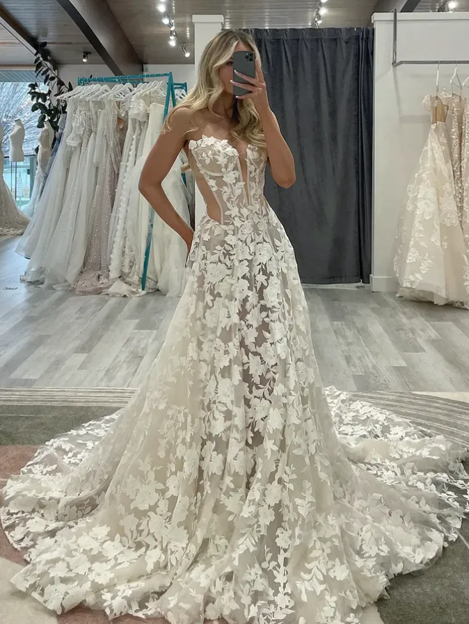 Classy Ball Gown Sweetheart Neck White Exquisite Lace Long Wedding Dress SH7101