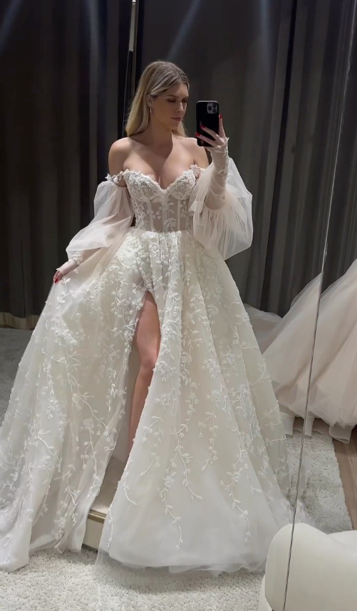 Sweety Ball Gown Long Sleeves White Appliques Tulle Wedding Dress with Slit SH8372