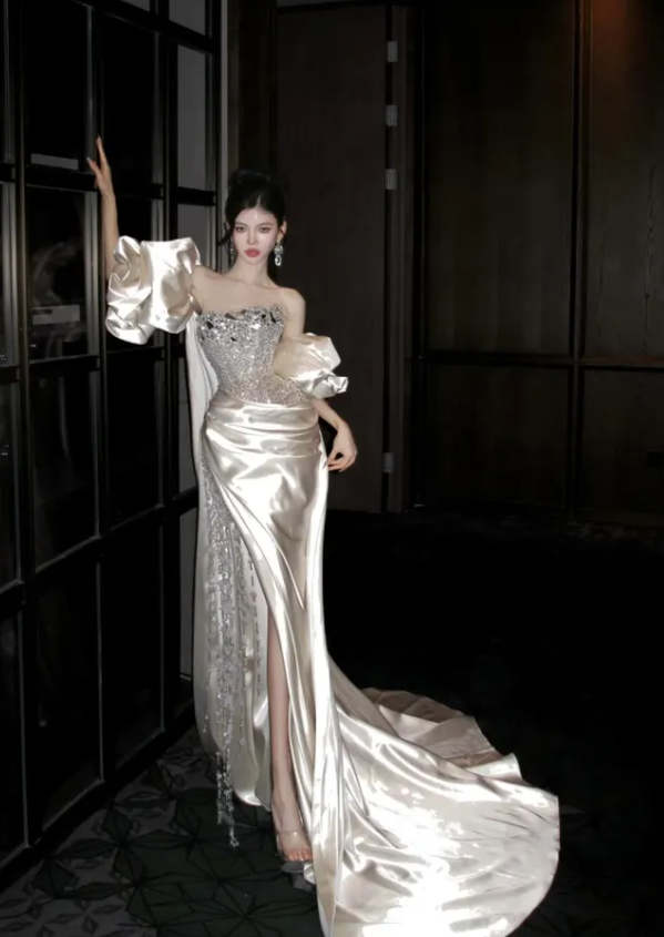 Shiny Sheath Sweetheart Neck Sequin Beaded Satin Prom Dress Evening Dress with Slit SH2537