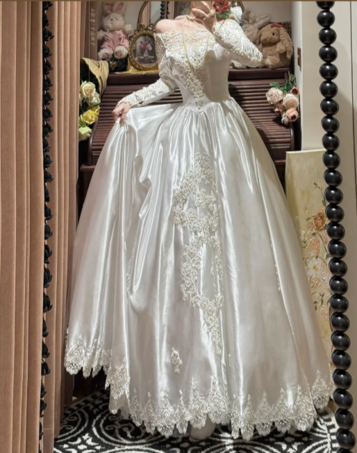 Elegant Retro Ball Gown Long Sleeve Lace Appliques Satin Wedding Dress Prom Dress SH5884