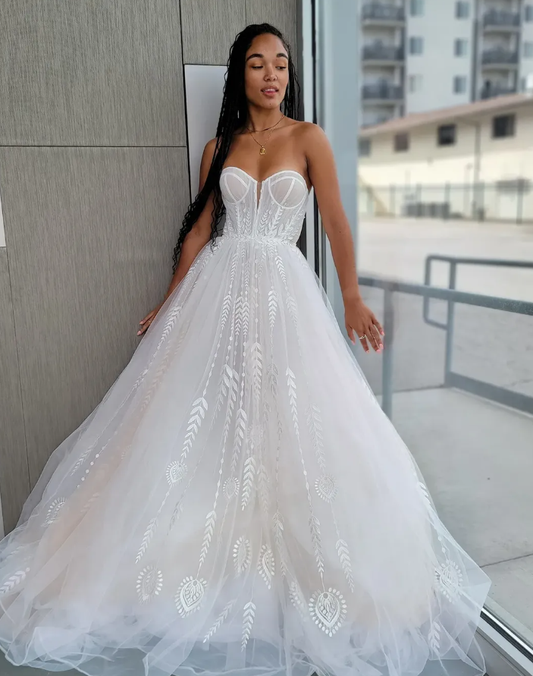 Cute Ball Gown Sweetheart Neck White Appliques Tulle Long Wedding Dress SH7126