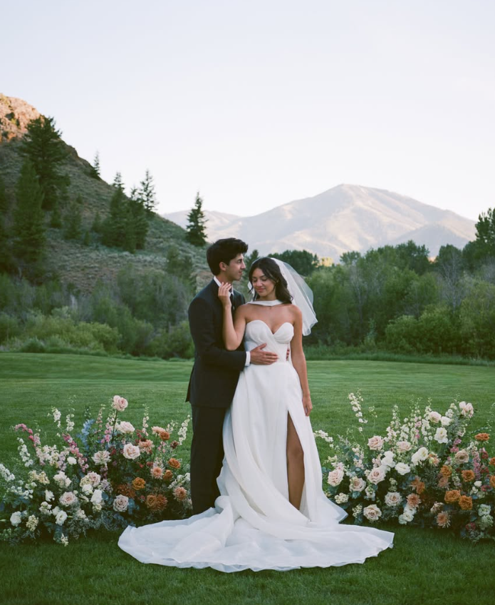 Simple Ball Gown Sweetheart Neck White Organza Slit Wedding Dress SH6986