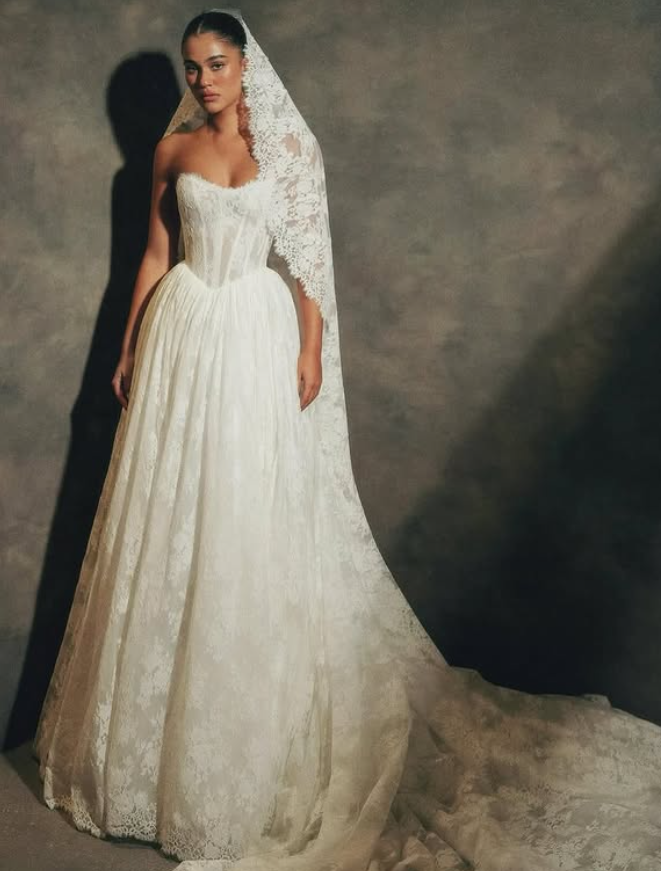 Elegant Ball Gown Sweetheart Neck Corset White Lace Wedding Dresses SH4704