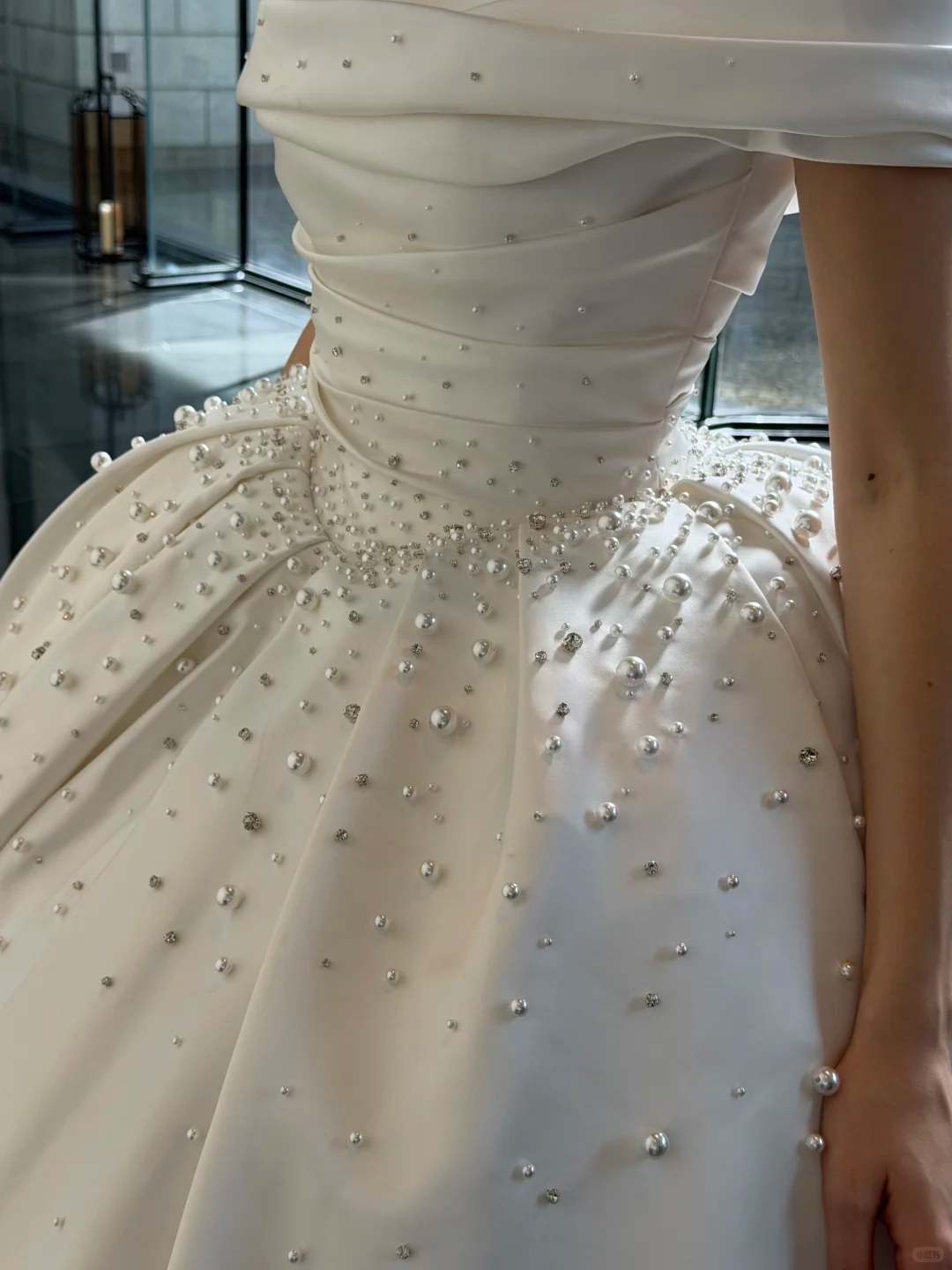 Pretty Ball Gown Off the Shoulder Exquisite Pearl Rhinestone Satin Wedding Dress SH5277