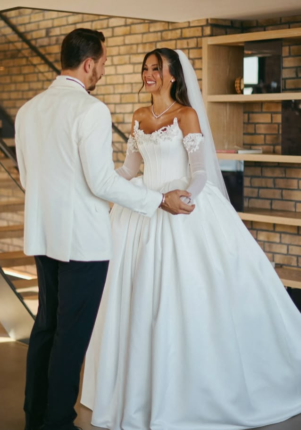 Dazzling Ball Gown Strapless Exquisite Beaded White Satin Long Train Wedding Dress SH6190