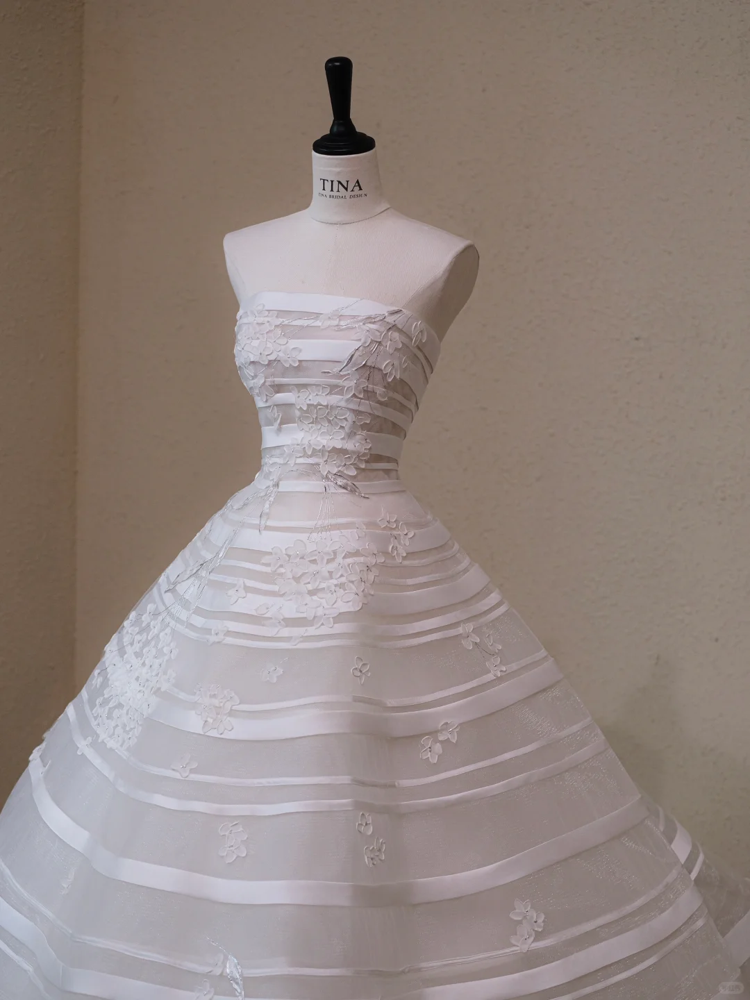 Stunning Ball Gown Strapless Appliques White Organza Satin Prom Dress Wedding Dresses SH4588