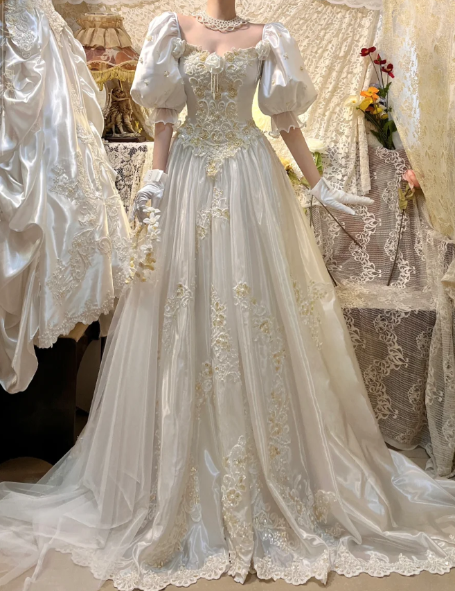 Vintage Ball Gown Puff Beaded Appliques White Satin Prom Dresses 18th Birthday Dresses SH4644