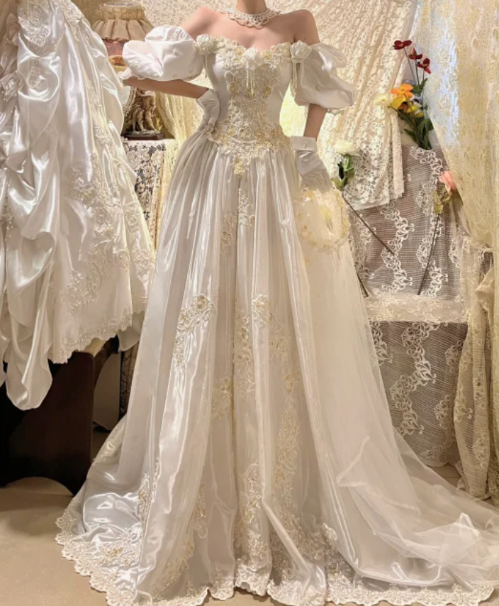 Vintage Ball Gown Puff Beaded Appliques White Satin Prom Dresses 18th Birthday Dresses SH4644