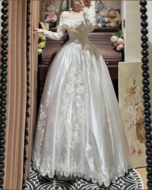 Elegant Retro Ball Gown Long Sleeve Lace Appliques Satin Wedding Dress Prom Dress SH5884