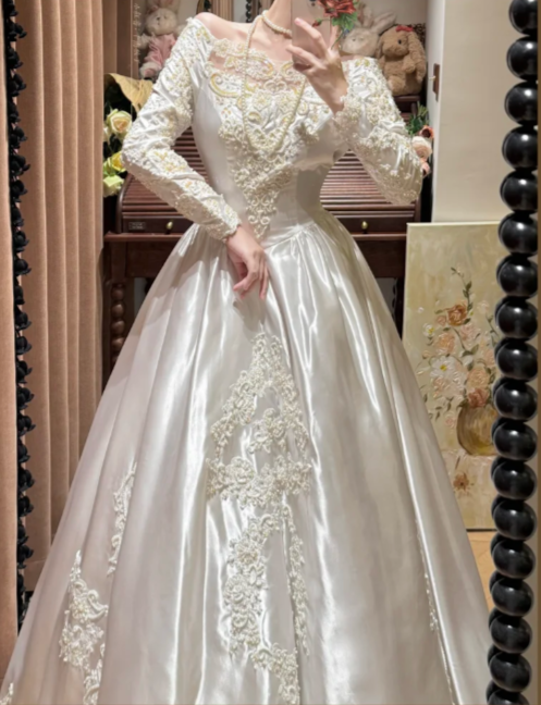 Elegant Retro Ball Gown Long Sleeve Lace Appliques Satin Wedding Dress Prom Dress SH5884