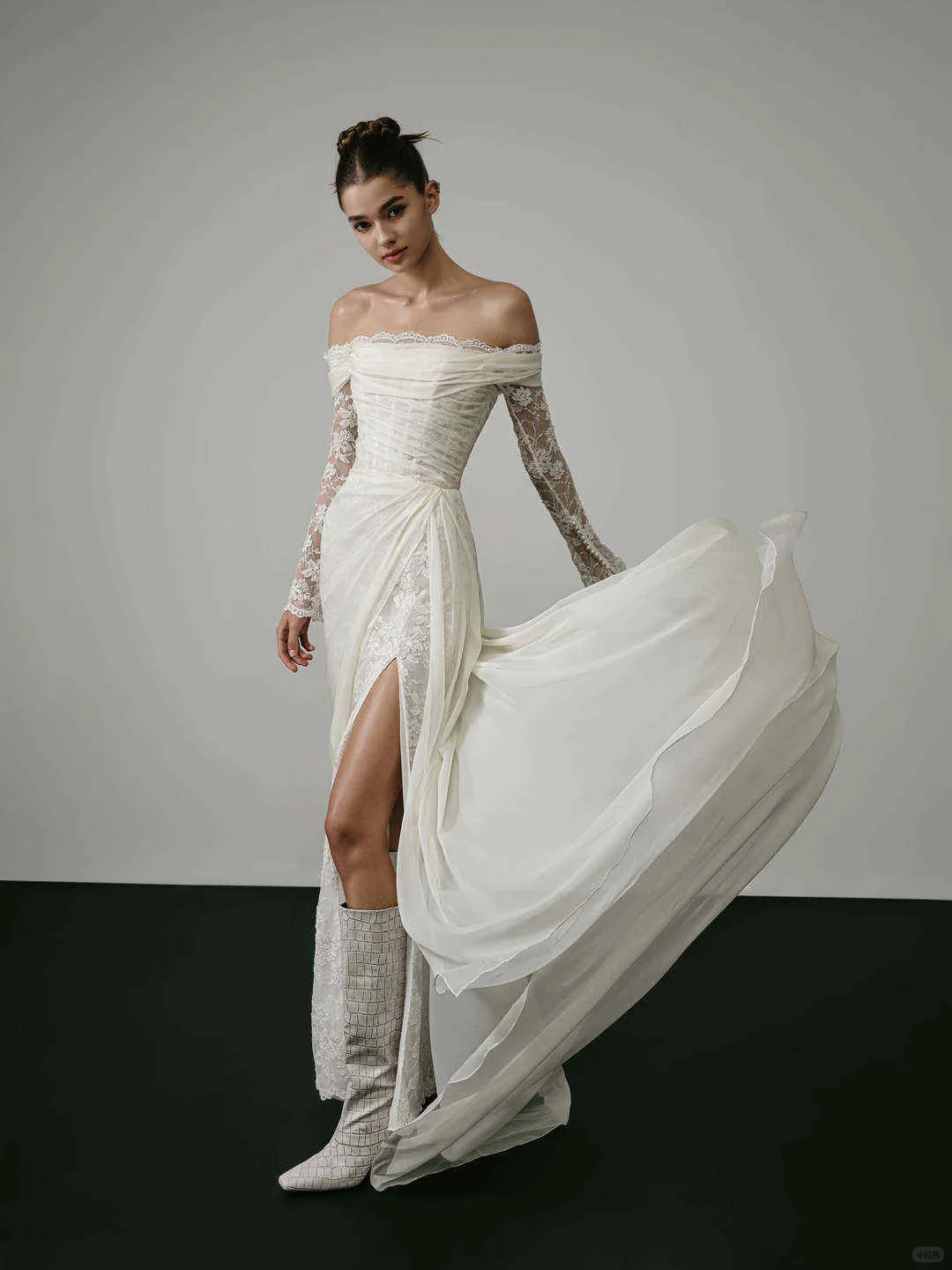 Stylish Mermaid Long Sleeve V Neck White Lace Tulle Wedding Dress with Slit SH8914