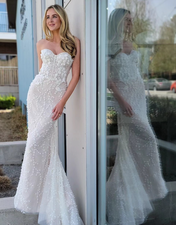 Stunning Mermaid Sweetheart Neck White Appliques Beaded Tulle Long Train Wedding Dress SH7125