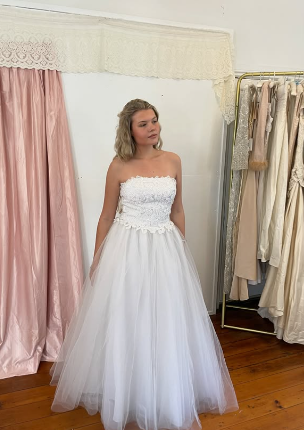 Simple Vintage A Line Strapless White Lace Tulle Wedding Dress SH6178