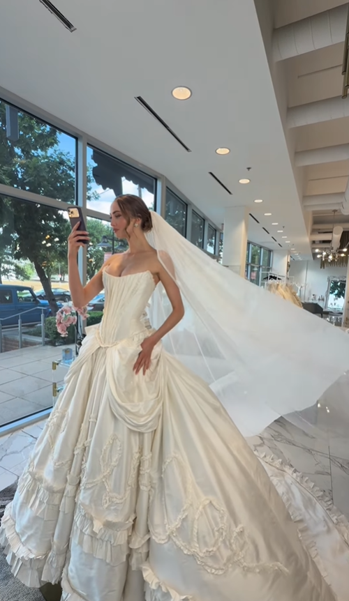 Retro Stunning Ball Gown Strapless Ivory Satin Long Train Wedding Dress SH6091