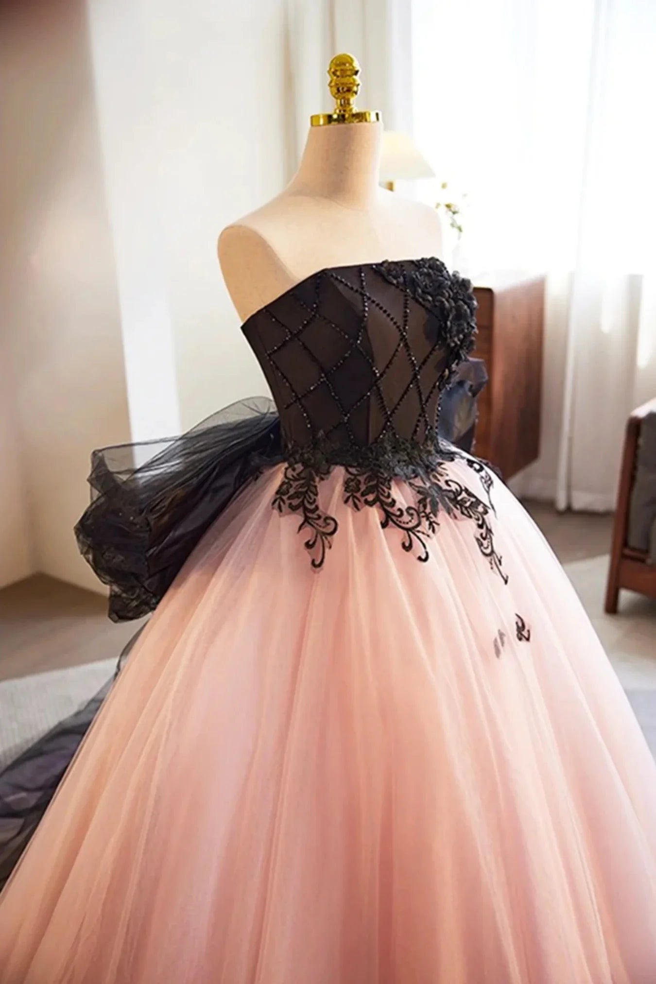 Strapless Bow Pink Tulle Long Prom Dresses Evening Dresses with Black Appliques SH1713