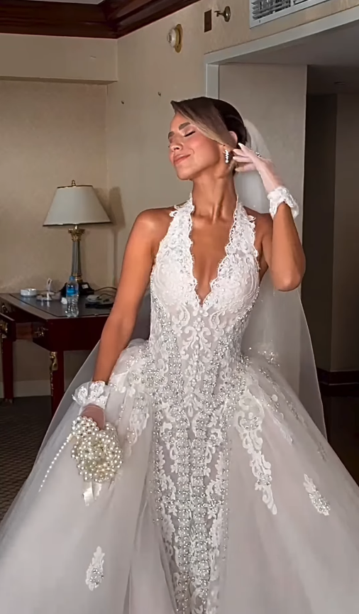 Elegant Exquisite Rhinestone Ball Gown Halter White Lace Tulle Long Wedding Dress SH4937