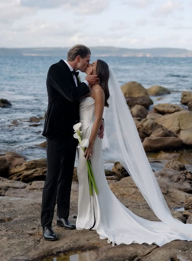 Elegant Mermaid Sweetheart Neck White Satin Long Sweep Wedding Dress SH4854