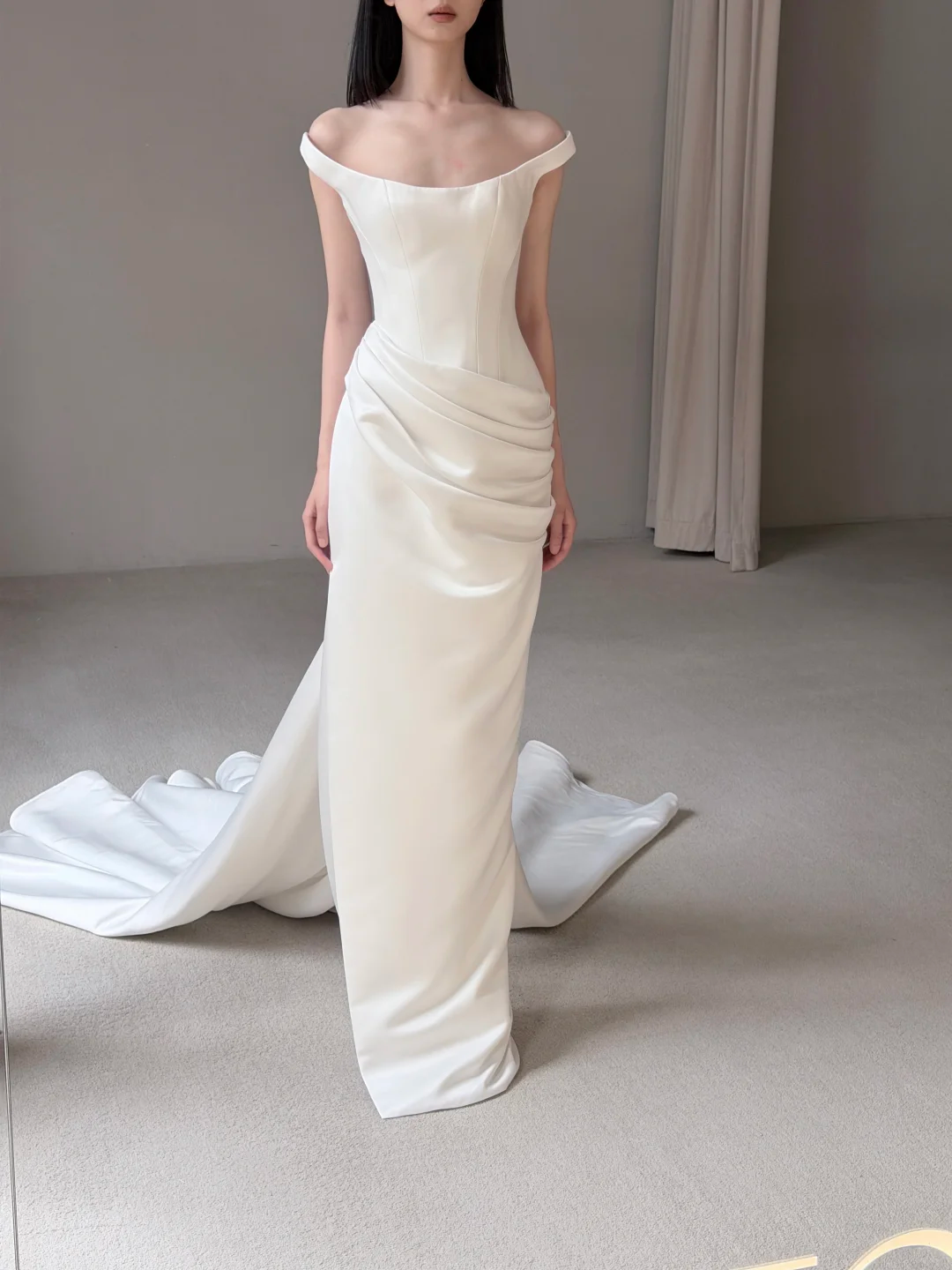 High-class Sheath Strap White Satin Long Train Wedding Dress SH7721