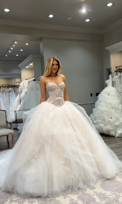 Stunning Ball Gown Swwetheart Neck Applique Tulle Long Wedding Dress SH8584