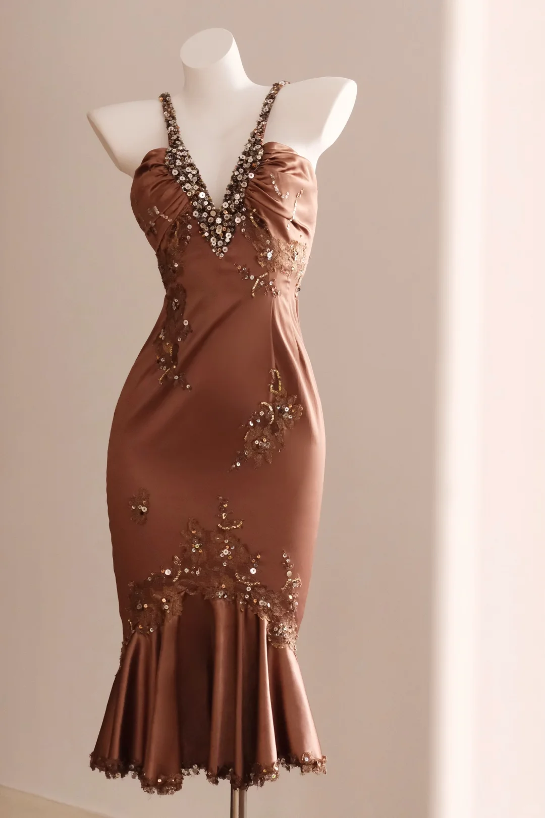 Sexy Brown Sheath V Neck Appliques Lace Beaded Satin Short Homecoming Dress Outfits SH5117