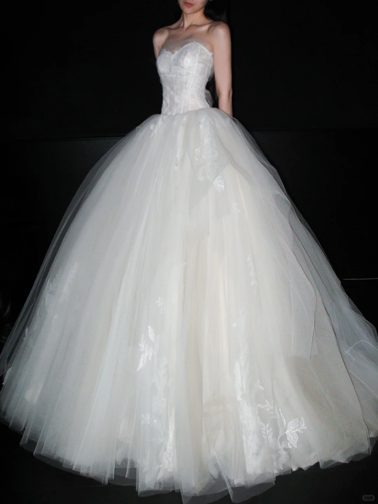 High-class Ball Gown Sweetheart Neck Appliques Lace Tulle Long Wedding Dress SH6612