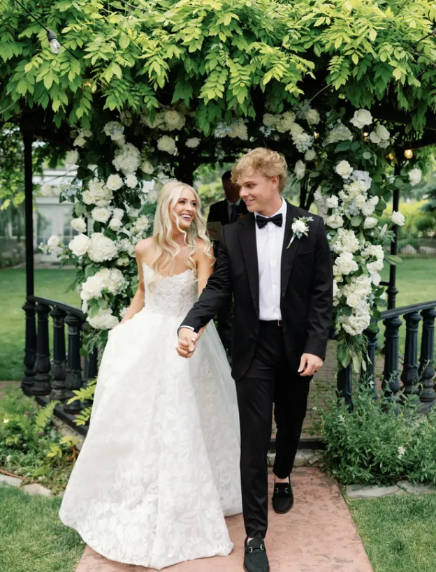Beautiful Ball Gown Sweetheart Neck White Floral Lace Wedding Dress SH6987