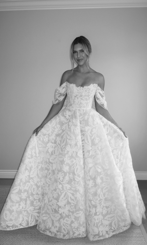 Elegant Ball Gown Off the Shoulder Exquisite White Lace Wedding Dress SH8551