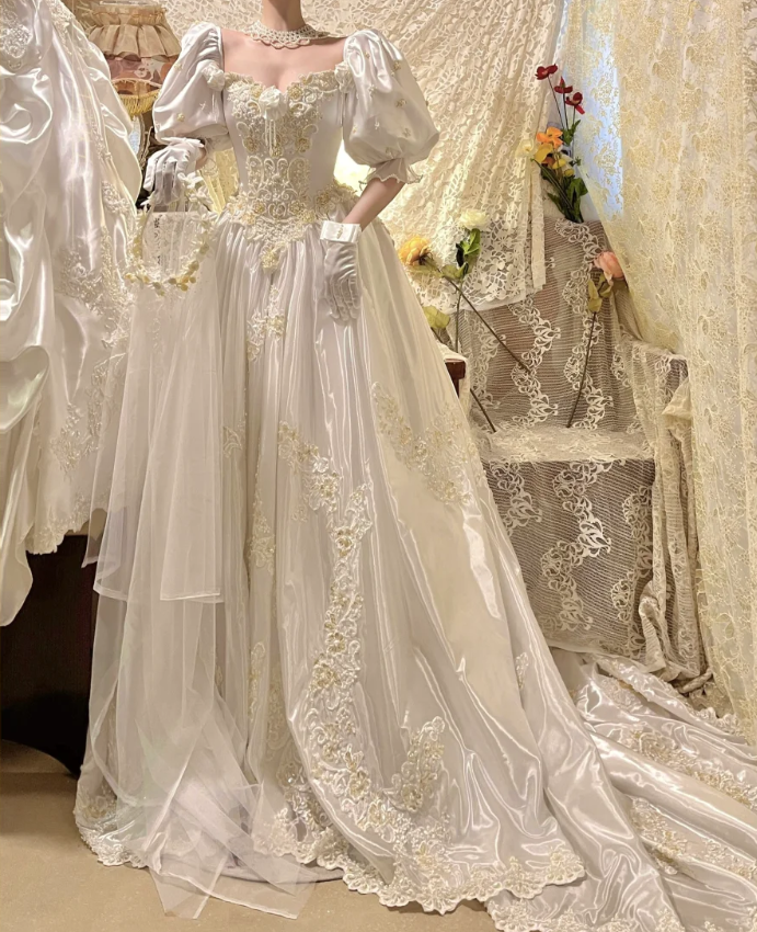 Vintage Ball Gown Puff Beaded Appliques White Satin Prom Dresses 18th Birthday Dresses SH4644