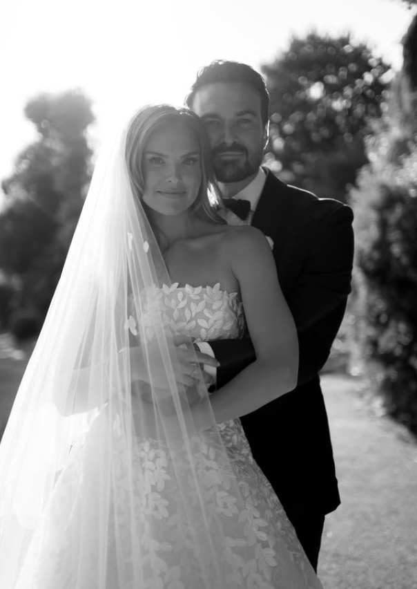 Beautiful Ball Gown Strapless White Exquisite Appliques Tulle Long Wedding Dress SH8249