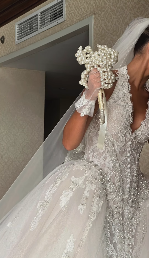 Elegant Exquisite Rhinestone Ball Gown Halter White Lace Tulle Long Wedding Dress SH4937