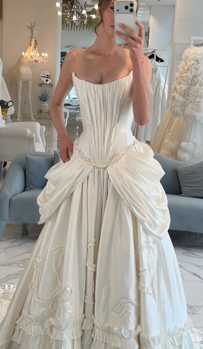 Retro Stunning Ball Gown Strapless Ivory Satin Long Train Wedding Dress SH6091