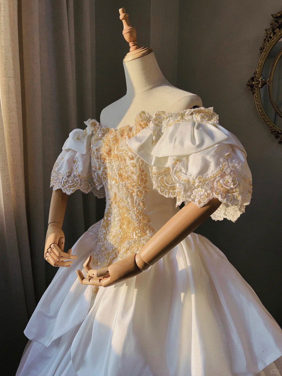Dazzling Retro Ball Gown Puff Sleeve Lace Beaded Satin Wedding Dress Prom Dress SH5888