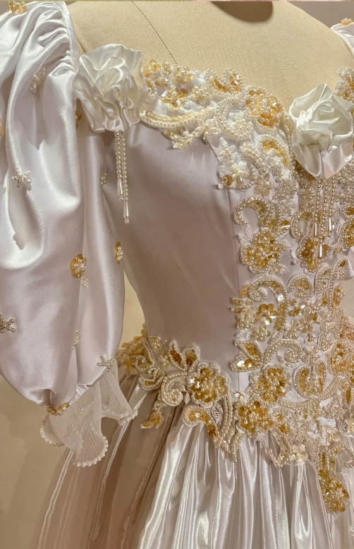 Vintage Ball Gown Puff Beaded Appliques White Satin Prom Dresses 18th Birthday Dresses SH4644