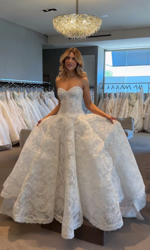 Glamorous Ball Gown Sweetheart Neck Exquisite White Lace Wedding Dress SH8550
