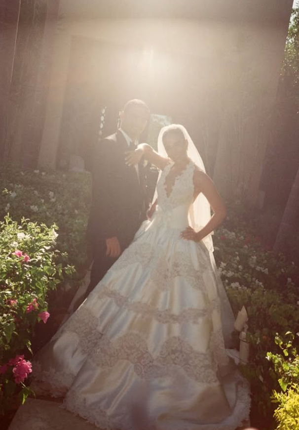 Pretty Vintage Ball Gown Halter White Lace Satin Open Back Long Wedding Dress SH4935