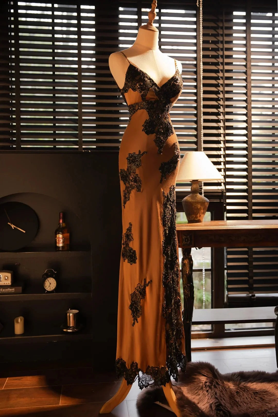 Sexy V Neck Lace Vintage Evening Dresses Sleeveless Long Party Gowns SH2872