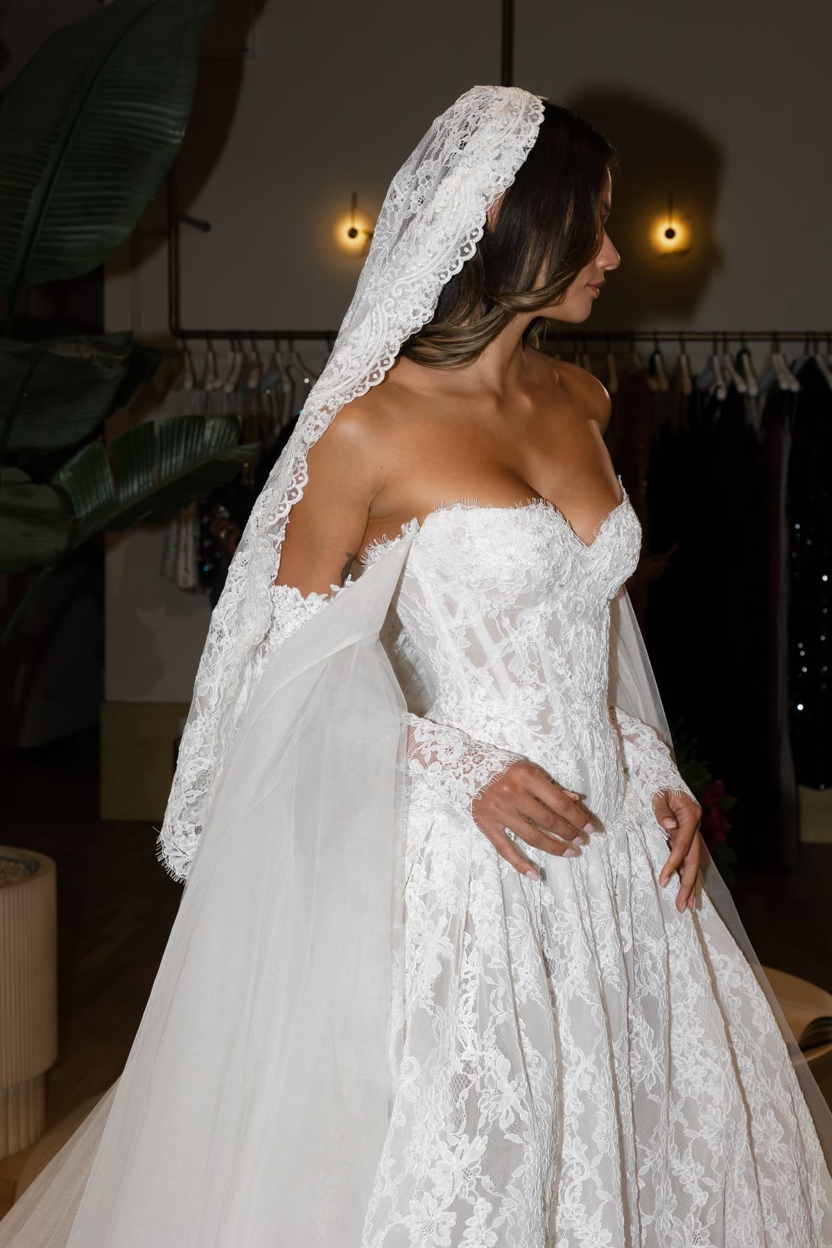 Stunning Ball Gown Long Sleeve Corset White Exquisite Lace Wedding Dress SH8501