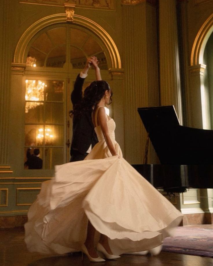 Classic Ball Gown Spaghetti Strap Pleated Simple Satin Wedding Dress SH4748