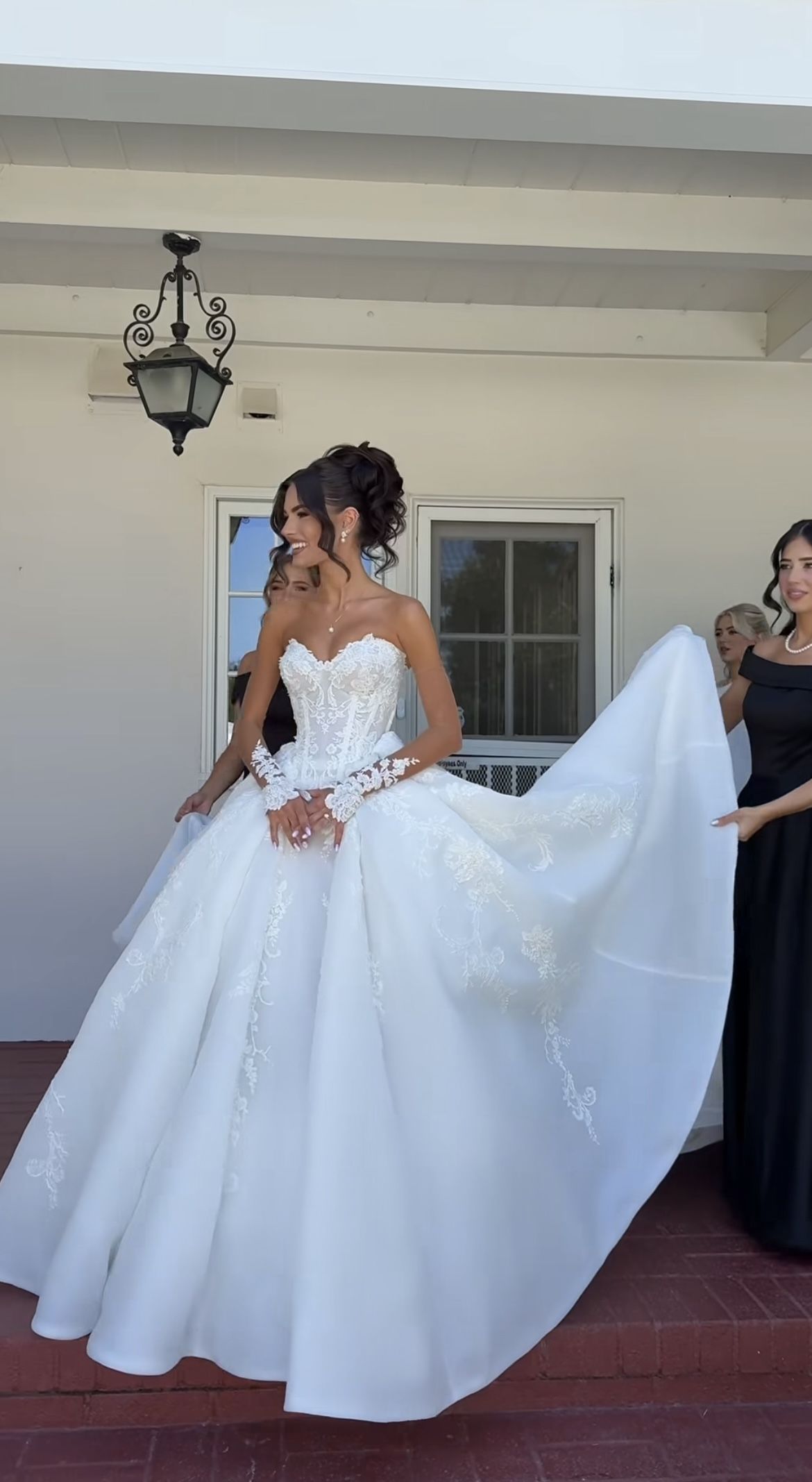 Stunning Ball Gown Sweetheart Neck Lace Appliques White Tulle Long Wedding Dress SH8709