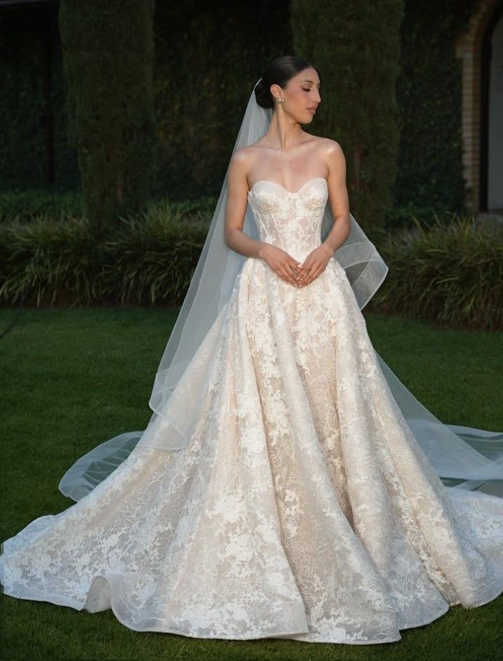 Stunning A Line Sweetheart Neck Exquisite Lace Long Wedding Dress SH7340