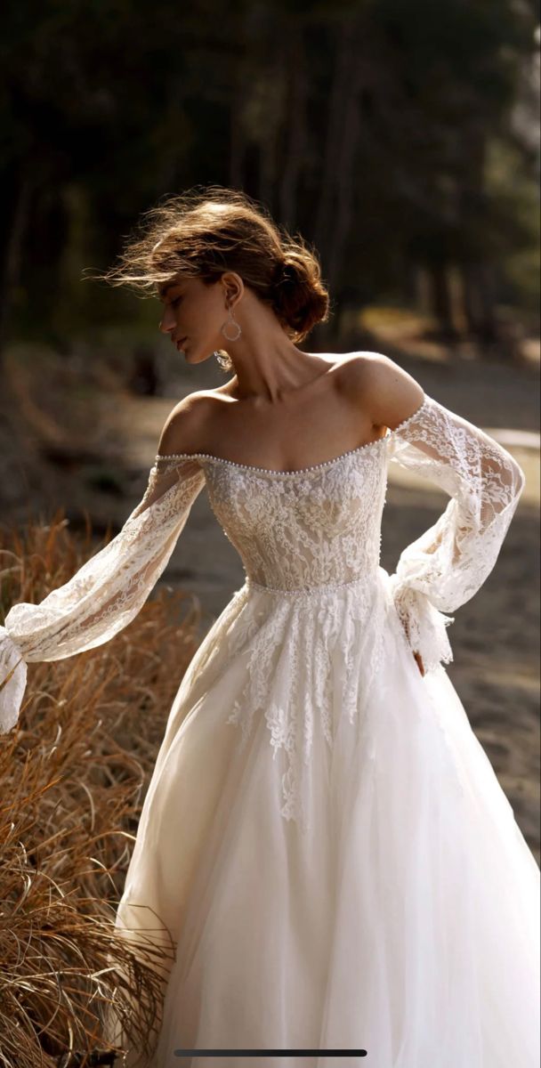 Elegant A Line Long Sleeve White Lace Appliques Tulle Long Wedding Dress SH7331