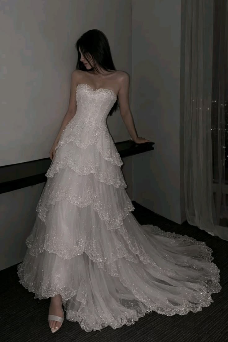 Modern Fairytale Ball Gown Sweetheart Neck Beaded White Layered Tulle Wedding Dress SH6681