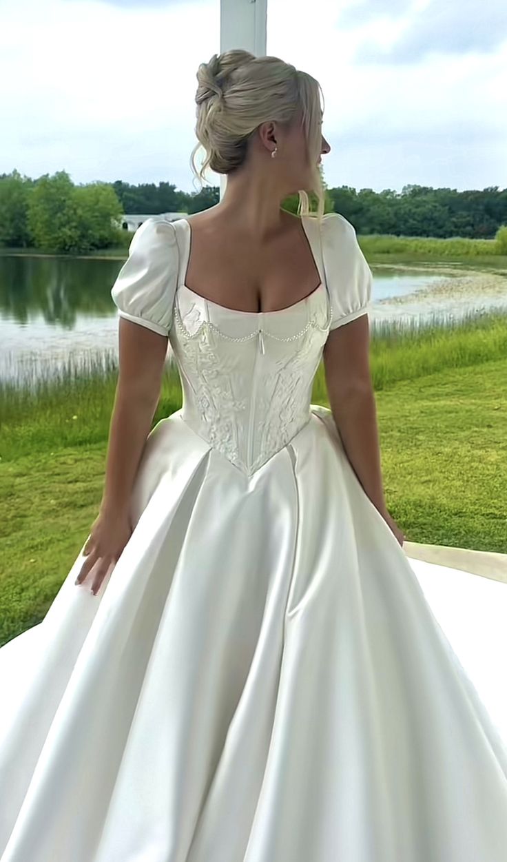 Classic Ball Gown Puff Sleeve Pearl White Satin Long Wedding Dress SH7032